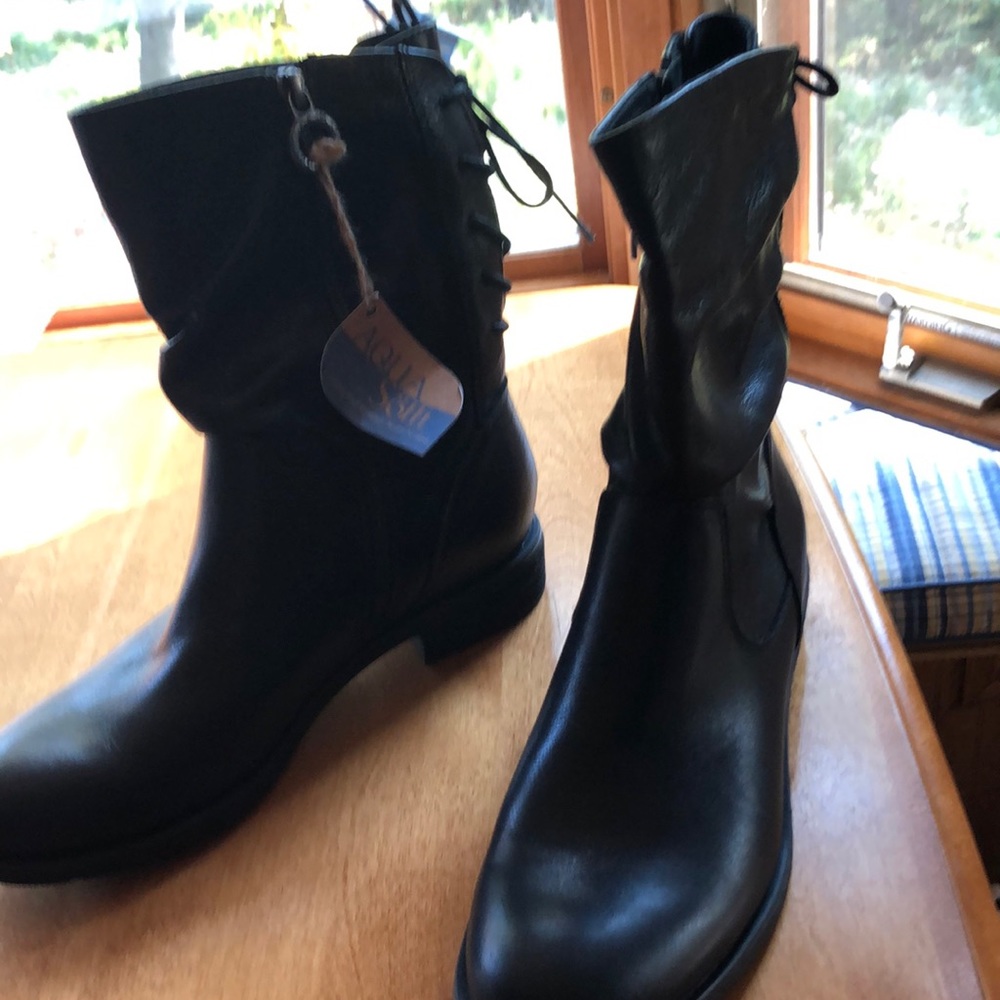 Sofft Black Leather Waterproof Boots Size 9M Brand Nee